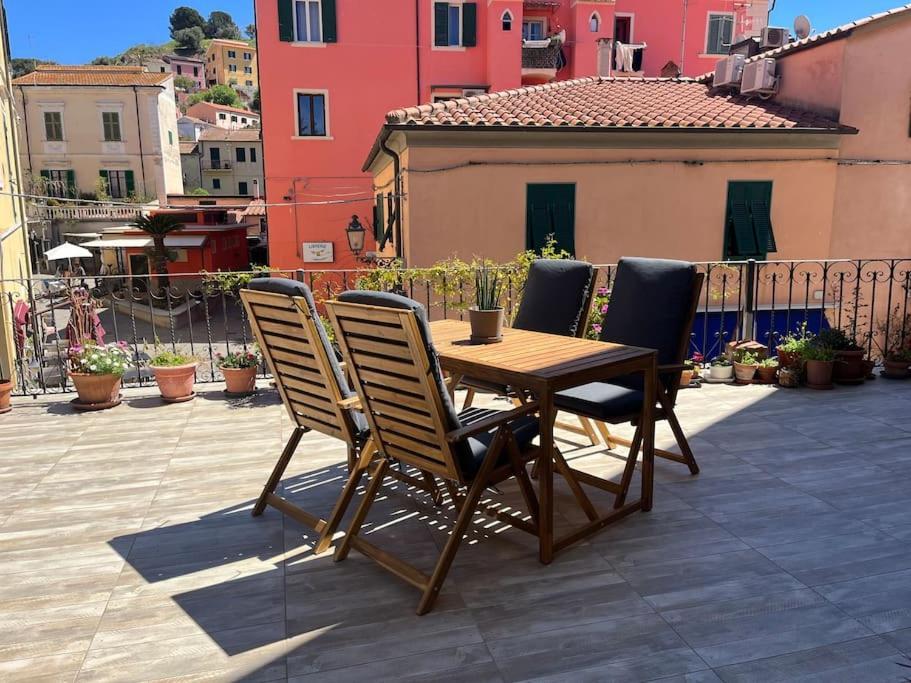 A Casa Di Nonna Anna Apartman Porto Azzurro Kültér fotó